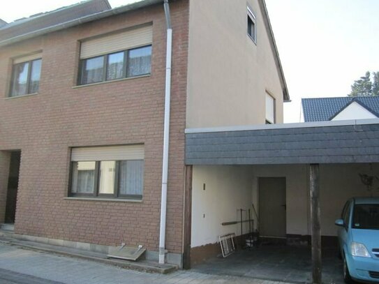 Erftstadt: Zweifamilienhaus mit Doppel-Carport, Nebengebäude, Keller, Hof und Dachterrasse.