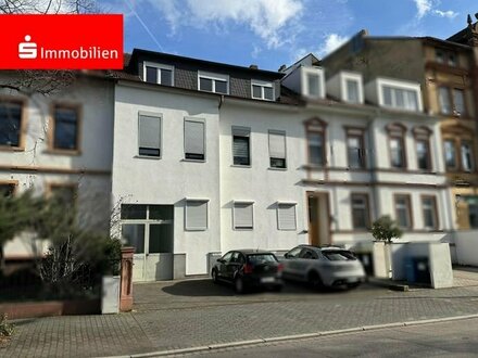 Hanau Innenstadt: Mehrfamilienhaus in Top - Lage mit Garten, 2 Garagen und 3 Stellplätzen