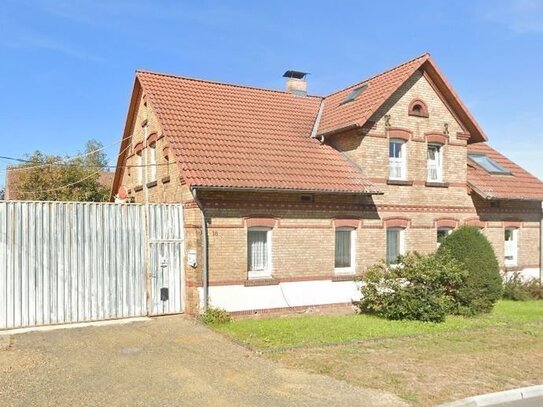 Historischer Dreiseitenhof mit Klinkerhaus und Scheune auf großem Grundstück