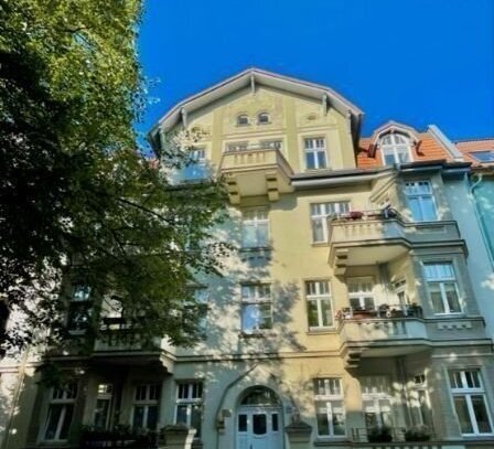 Helle sanierte 2-Raum Wohnung in Stadtfeld mit Balkon und Einbauküche.