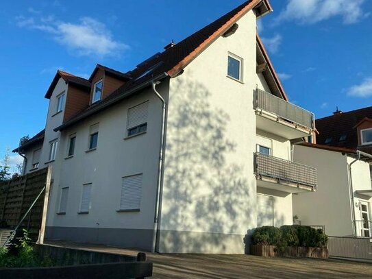 Gepflegte 3-Raum-Dachgeschosswohnung mit 2x Balkon und Stellplatz in Mommenheim