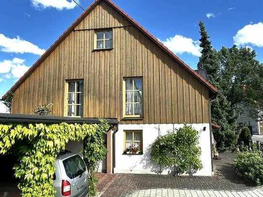 2-Familienhaus mit Ferien-Wohnungen, DG-Ausbau vorbereitet, 3er Carport und 4 STP in Waldberg kaufen