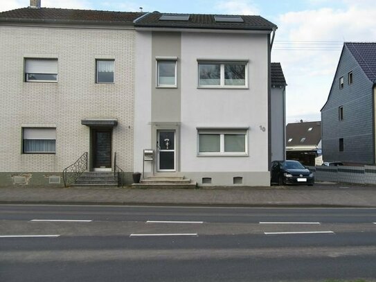 Sankt Augustin DHH, Wfl.: ca.119 m², 5 Zimmer GrSt.: 559 m², 1 Garage und weiteren Stellplätze sowie ein Schwimmbad.