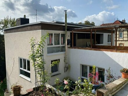 Helles Ein- bis Zweifamilienhaus mit terrassenartigem Garten