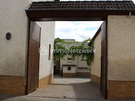 Ehemaliges Weingut mit großem, gepflegtem Einfamilienhaus, Scheune und Bauplatz in guter Wohnlage