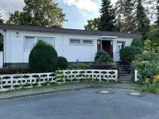 Freistehendes Einfamilienhaus (Fertigbungalow L-Form), vollunterkellert mit diversen Zimmern/Kellerausgang