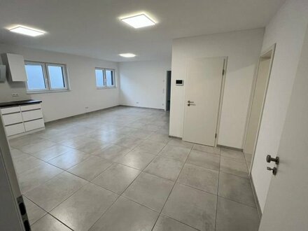 Erstbezug Neubau: Helle 2 Zimmer Einliegerwohnung mit Einbauküche in EFH (74078 Heilbronn)