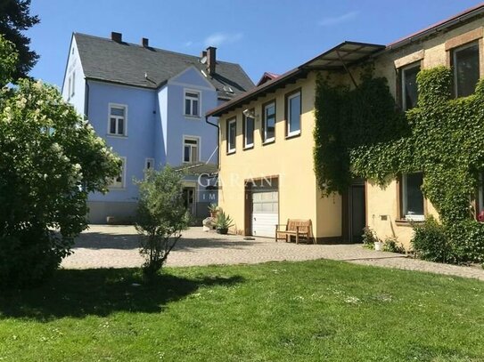 Villa mit Büro, großer Wohnung, Halle und acht Garagen