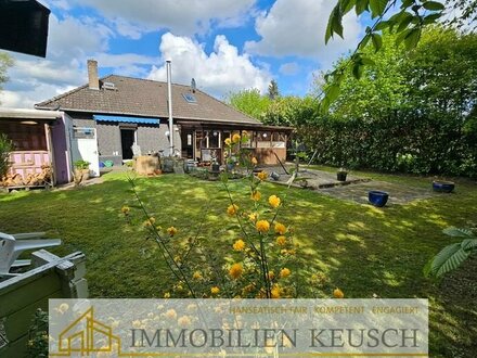 Preis deutlich gesenkt---Bungalow mit Wohlfühl-Kaminofen, offener Küche & Wohn-Essbereich + Traumgrundstück nicht einse…