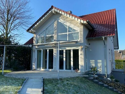 Noch junges Einfamilienhaus mit Einliegerwohnung in sehr guter Lage in Bornheim-Zentrum