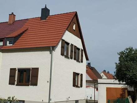 Kleine Doppelhaushälfte in ruhiger gewachsener Siedlungslage in der Stadt Groitzsch zu verkaufen.