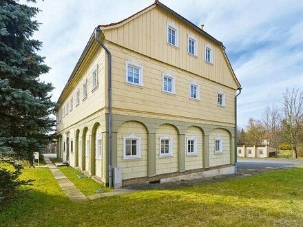 Ärztehaus mit separatem Wohnhaus und grünem Grundstück