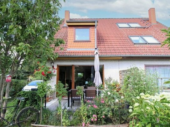Willkommen zuhause: 4-Zimmer-Doppelhaushälfte mit zwei Gärten, Terrasse und Carport