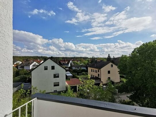 Sanierte und Helle 4-Zimmer-Wohnung mit großem Balkon ....!