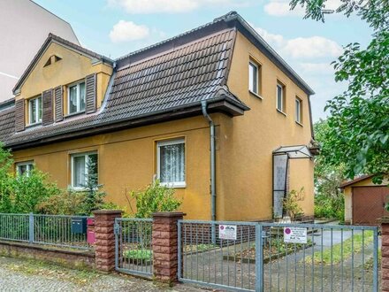 Sanierungsbedürftige DHH mit Garage in zentraler Lage von Teltow oder 2 separate Wohnungen möglich
