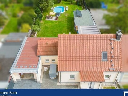 Provisionsfrei für den Käufer: Doppelhaushälfte auf über 900 m² Grundstück.