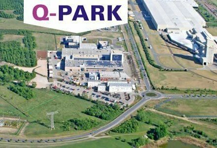 verschiedene Lagerhallen im Industriegebiet "Q-Park" in Thalheim