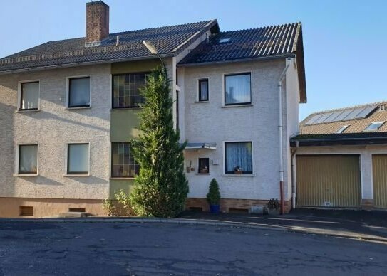 Zweifamilienhaus mit Ausbaumöglichkeit und Doppelgarage in Gersfeld zu verkaufen