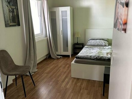 Preiswertes, gepflegtes 9-Zimmer-Einfamilienhaus mit EBK in Adelschlag