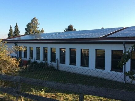 Halle mit Sozialtrakt und großem Carport!