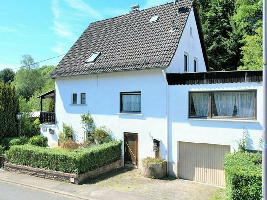 Ruhig gelegenes, freistehendes Wohnhaus mit Terrasse, Gartenhaus, Garage und Carport auf großem Grundstück in Birresborn