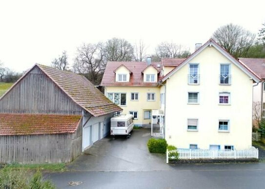 Mehrfamilienhaus mit 3 Wohneinheiten und Nebengebäude