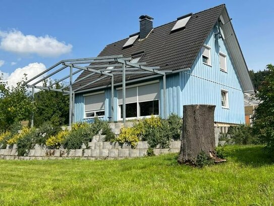 **Einfamilienwohnhaus in Feldrandlage mit herrlichem Fernblick auf großem Grundstück**