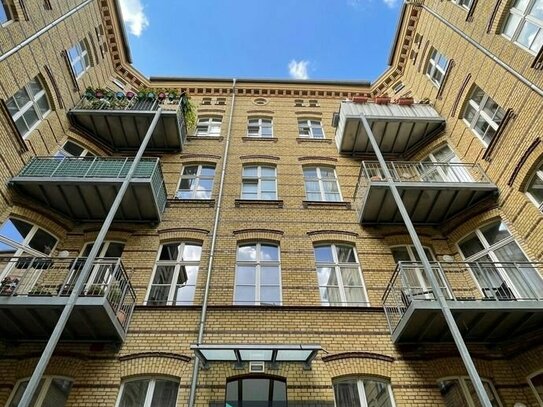 Charmante Altbauwohnung mit Balkon im Regierungsviertel im Herzen der Stadt