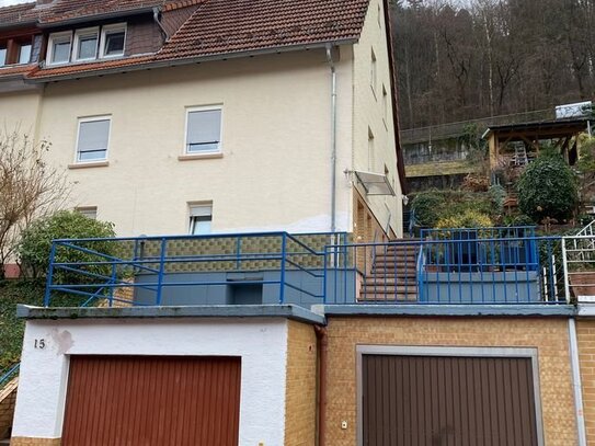 Geräumiges Doppelhaus mit 3 Wohnungen, Garten, 2 Garagen