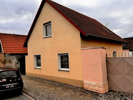 Einfamilienhaus mit Garage, Werkstatt und großem Garten