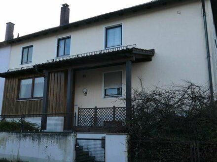 Renovierungsbedürftiges Ein-/Zweifamilienhaus in ruhiger Wohnsiedlung von Mainburg mit Doppelgarage!