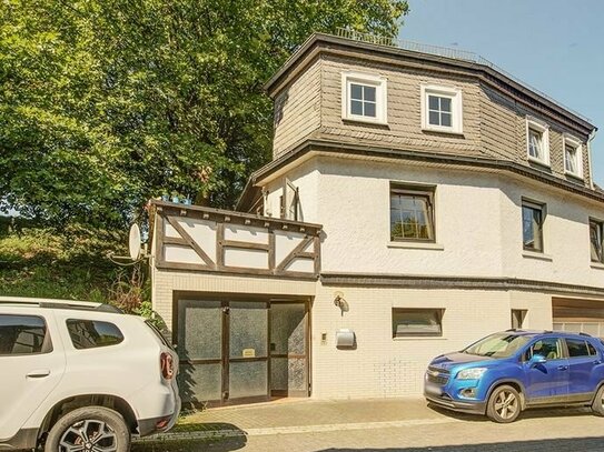 Vermietetes Stadthaus in einer hübschen Seitengasse mit Wohnbalkon und geräumiger Garage