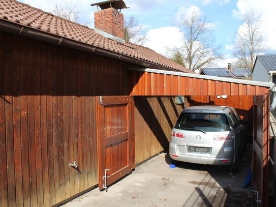 Alter Bungalow mit zwei Terrassen, Carport und sonnigem Garten