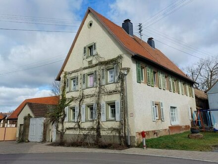 Einfamilienwohnhaus mit Nebengebäuden