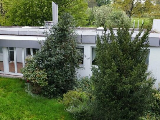 Großes Einfamilienhaus mit parkähnlichem Garten