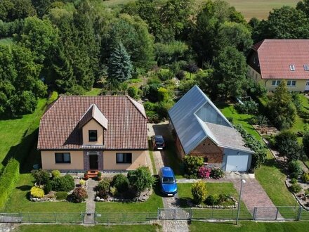 Bezauberndes gepflegtes Anwesen mit parkähnlichem Garten und reichlich Nebengelass