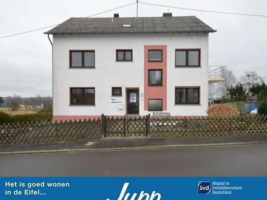 Großes Ein- / Zweifamilienwohnhaus in Dorfrandlage mit toller Aussicht, teilsaniert, Senscheid.