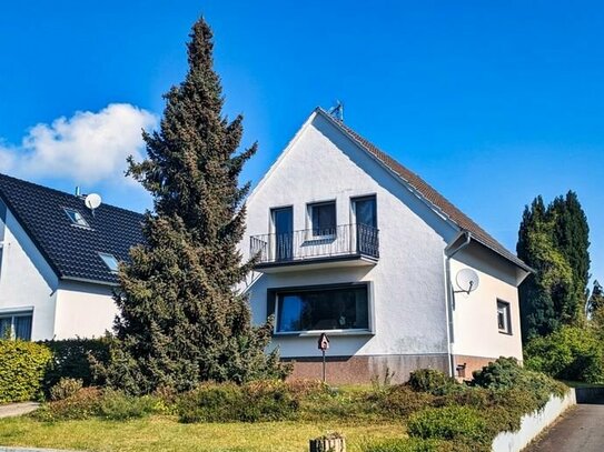 Freistehendes Einfamilienhaus mit Garage und Vollkeller in KW-Stieldorf! 130qm, 533qm Areal, 2 Bäder!