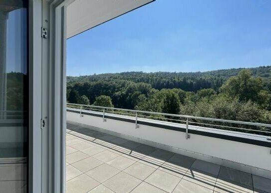 Moderne, helle Penthouse Wohnung mit schönem Fernblick und 46m² Dachterrasse!