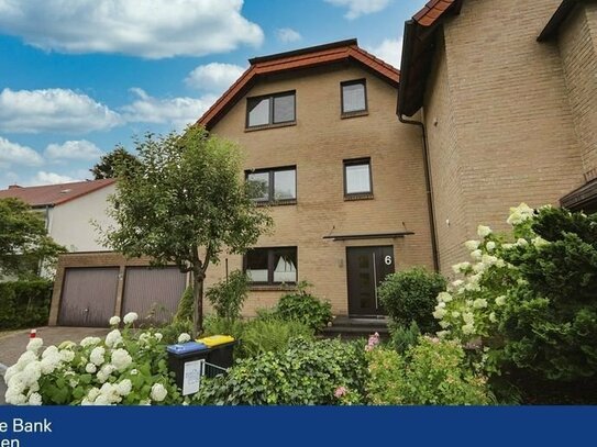 Traumhaftes Zweifamilienhaus mit gepflegtem Garten und Doppelgaragen in ruhiger Lage in Brackel!