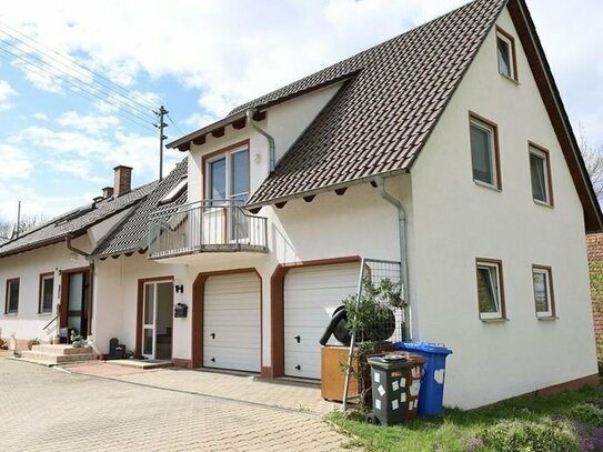 "Landhaus-Charme und Gemeinschaftsgefühl: Einladendes Mehrfamilienhaus in ländlicher Idylle"