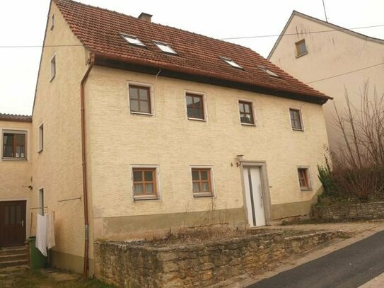 Großes Wohnhaus mit Scheune und 2 Pferdeboxen in Ursheim