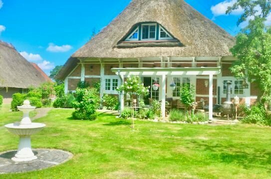 Repräsentativer Landsitz - stilvoll saniertes, Reetdachanwesen mit prachtvollem Garten, Scheune, Weide & Fernblick – Re…