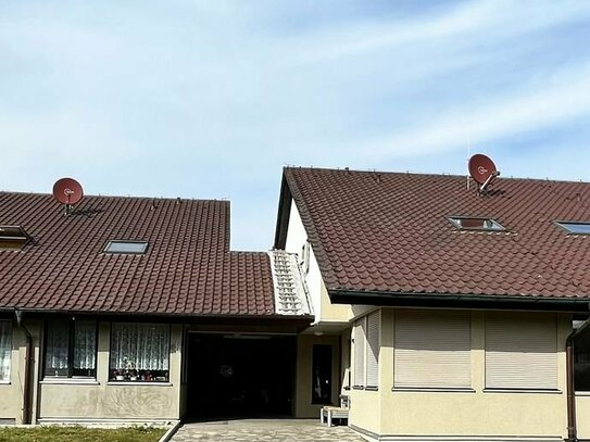 Heudorf am Bussen: Zwei Häuser, 22 Zimmer, großer Garten & 12 Stellplätze in malerischer Idylle!