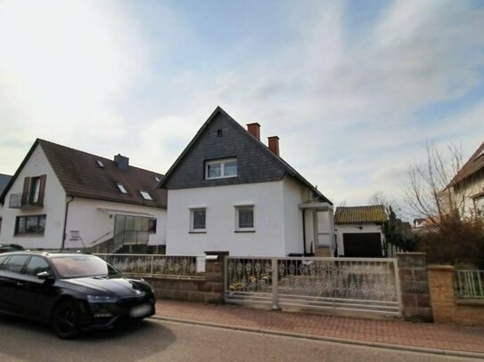 Kleines Haus mit großem Garten