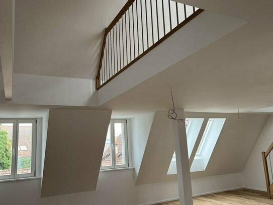 ERSTBEZUG: Schöne und helle 3-Zimmer Maisonette-Wohnung in Schwieberdingen mit Balkon und EBK