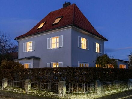 ZU VERKAUFEN: Einzigartige Altbau-Villa (ca. 210m²) mit traumhaften Garten in ruhiger Lage mit viel Charme, Stil und Ge…