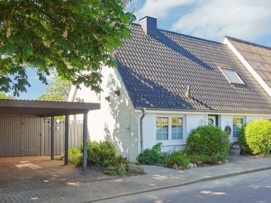 Überraschend anders: Besondere Doppelhaushälfte mit Carport in Lohe-Rickelshof bei Heide