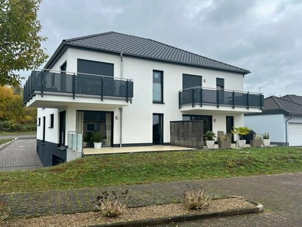 Saarlouis.- Roden * Neubau * Helle, geräumige 2 ZKB mit Balkon in gepflegtem Mehrfamilienhaus *