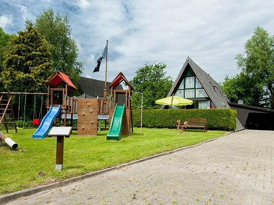 VERKAUFT! Außergewöhnliches Ferienhaus mit großem Grundstück, Nebengebäude und Carport direkt am Butjenter Deich!